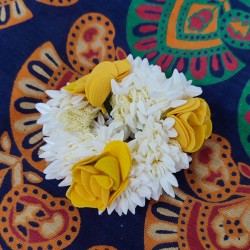 резинка с цветами для создания индийской прически