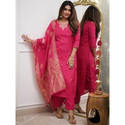 индийский праздничный женский костюм ярко розовый с вышивкой