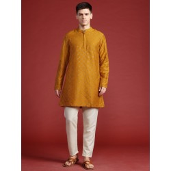 индийский мужской костюм горчичная курта и светлые брюки