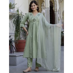 индийский женский костюм зеленый с вышивкой