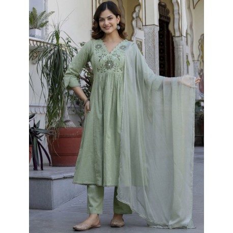 индийский женский костюм зеленый с вышивкой