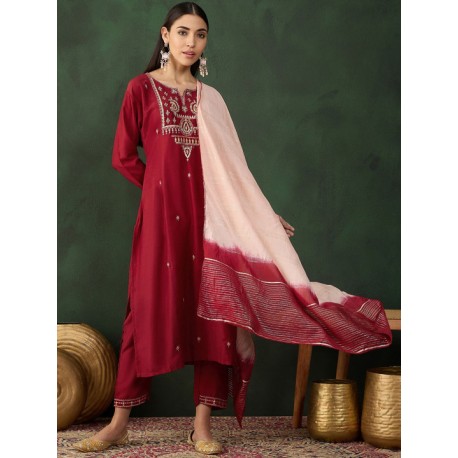 женский индийский праздничный костюм красный с вышивкой